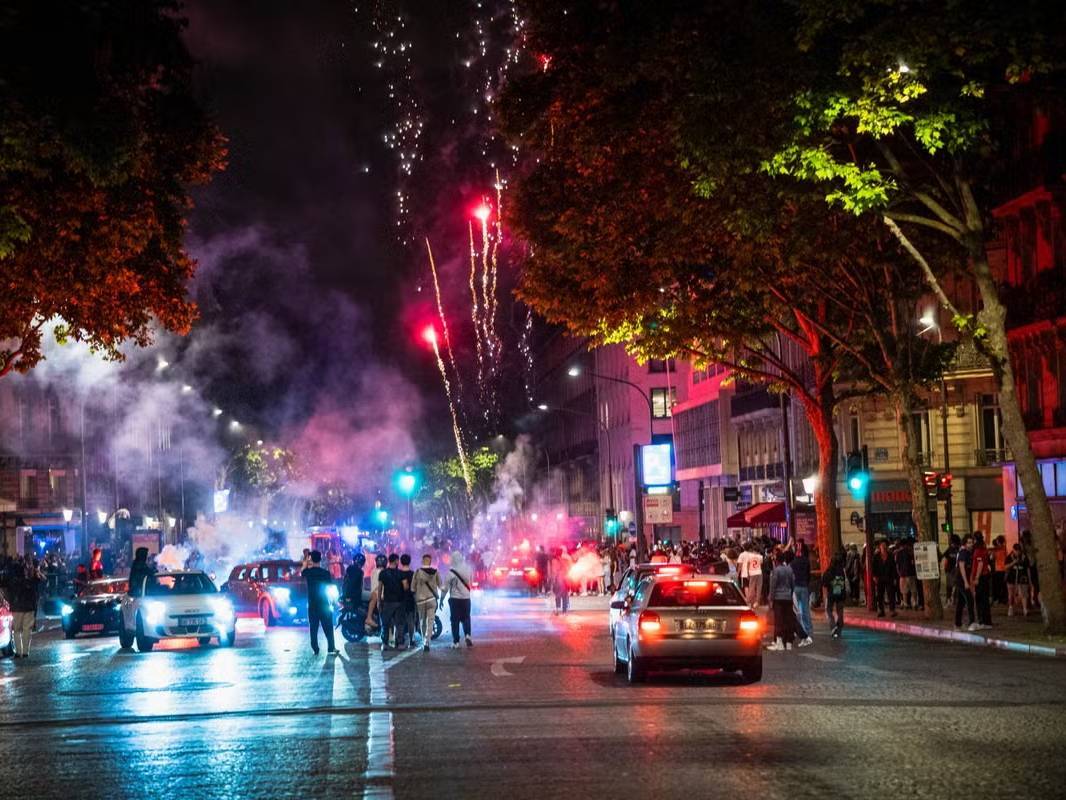 巴黎圣日耳曼首夺欧冠引爆狂欢，导致两人死亡数百人被捕